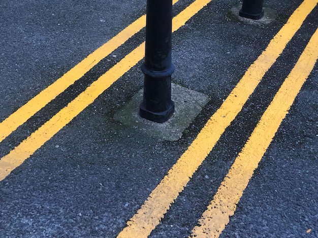 Vue à haut angle des poteaux dans la rue