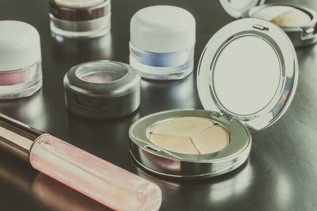 Photo vue à haut angle des produits de maquillage sur la table