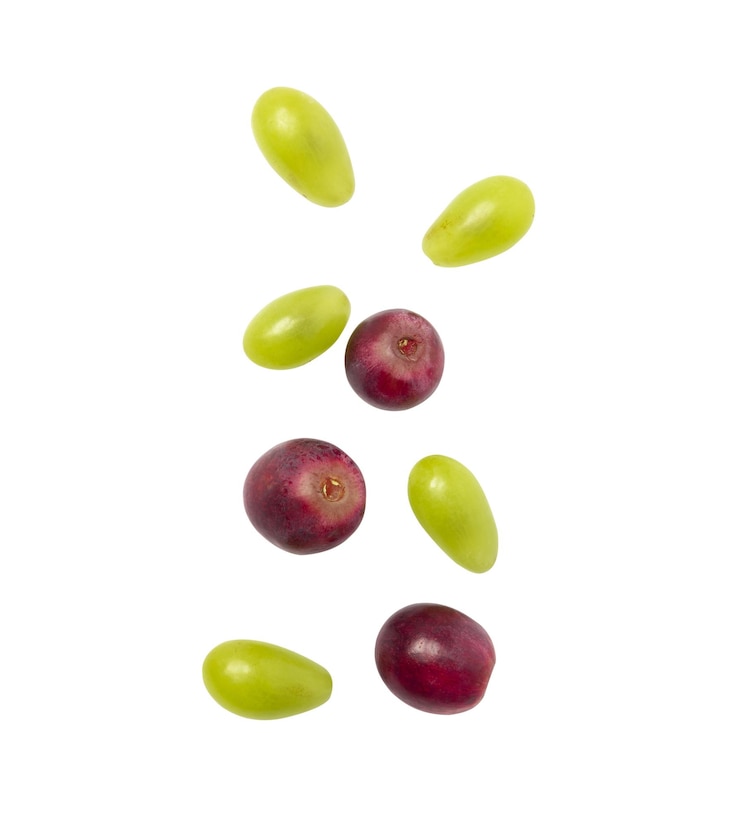 Photo vue à haut angle des raisins sur fond blanc