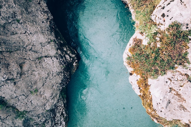 Vue en haut angle de la rivière au milieu des montagnes