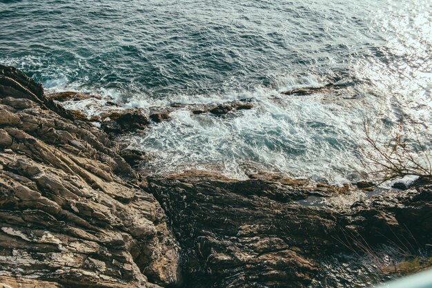 Photo vue à haut angle des roches en mer en italie