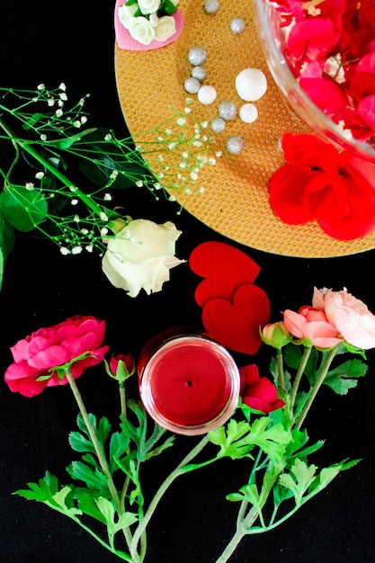 Photo vue à haut angle des roses rouges sur la table