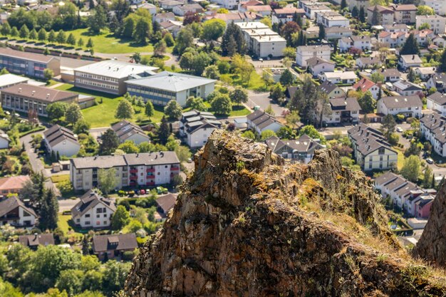 Photo vue en haut angle des rotenfels de bad münster am stein ebernburg avec des rochers au premier plan