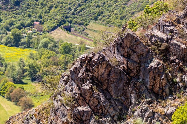 Photo vue en haut angle des rotenfels de bad münster am stein ebernburg avec des rochers au premier plan