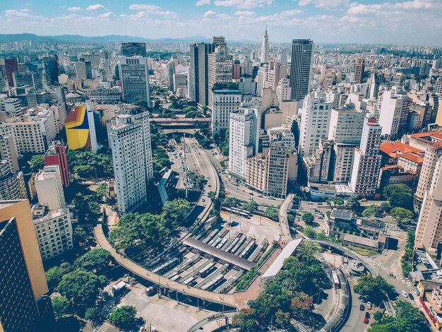 Vue à haut angle de la route au milieu des bâtiments de la ville contre un ciel nuageux