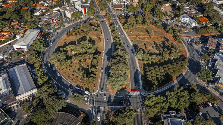 Photo vue à haut angle de la rue au milieu des arbres et des bâtiments de la ville
