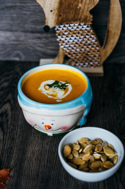 Photo vue à haut angle de la soupe de citrouille sur une table en bois