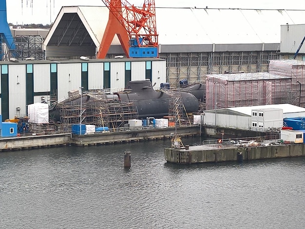 Photo vue à haut angle des sous-marins au chantier naval