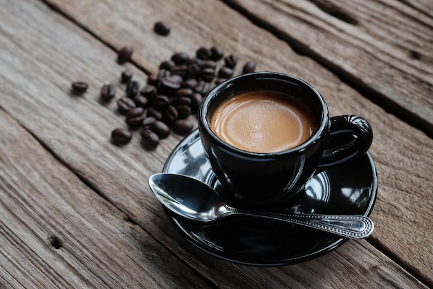 Vue à haut angle de la tasse de café sur une table en bois