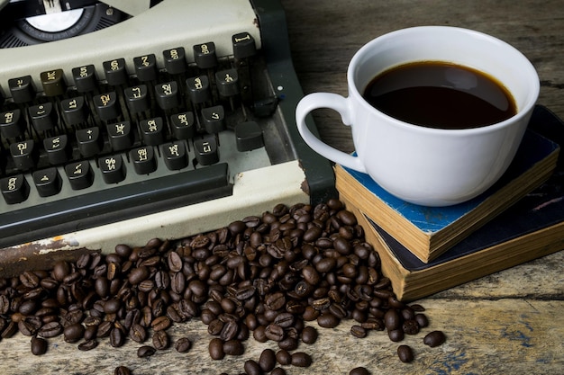 Vue à haut angle des tasses de café sur la table