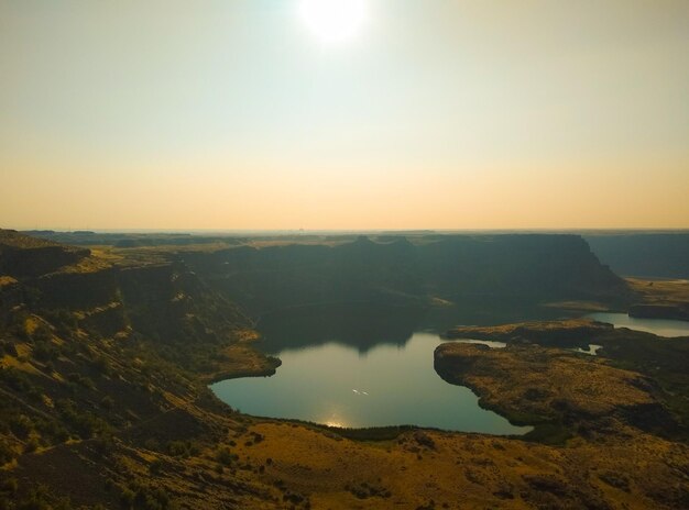 Vue à haut angle de la terre contre le ciel au coucher du soleil