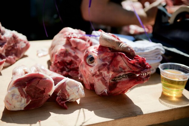 Photo vue à haut angle des têtes de moutons par la bière sur la table