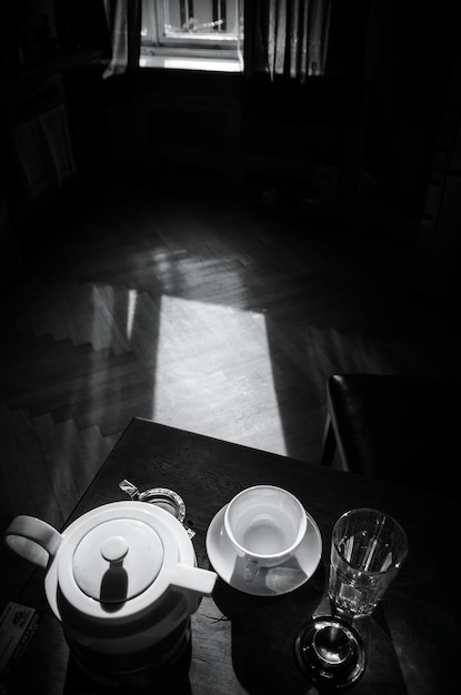 Photo vue à haut angle de la théière et de la tasse sur la table à la maison