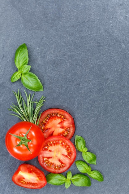 Photo vue à haut angle des tomates sur un fond blanc