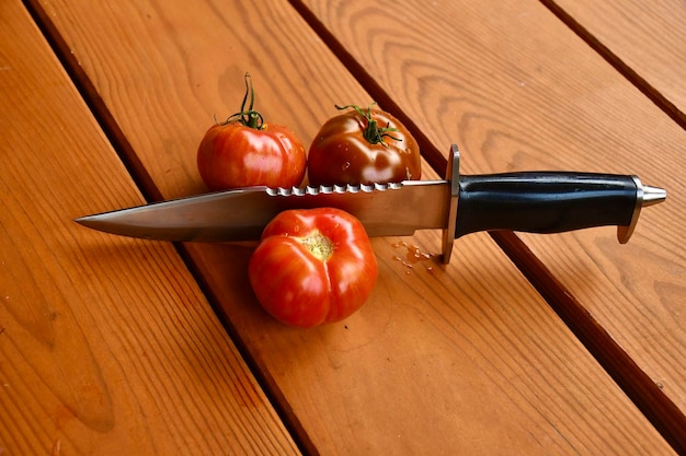 Photo vue à haut angle des tomates sur une table en bois