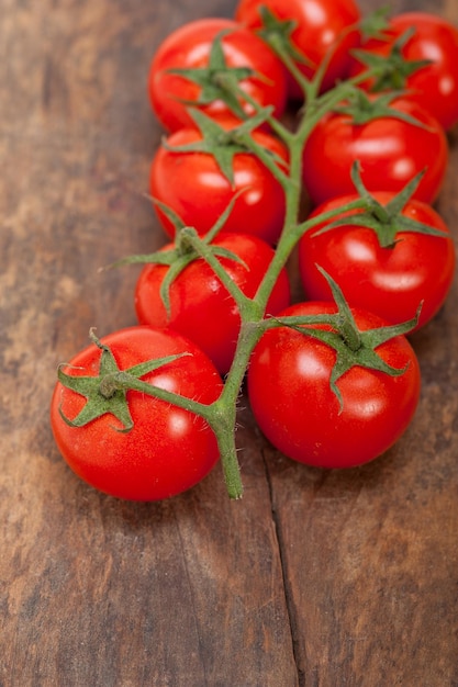 Vue à haut angle des tomates sur une table en bois