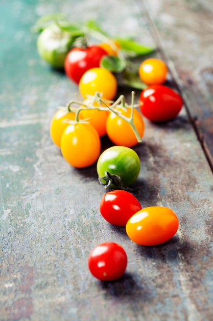 Photo vue à haut angle des tomates sur la table