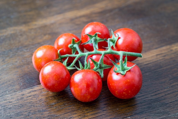 Photo vue à haut angle des tomates sur la table