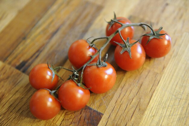 Vue à haut angle des tomates sur la table