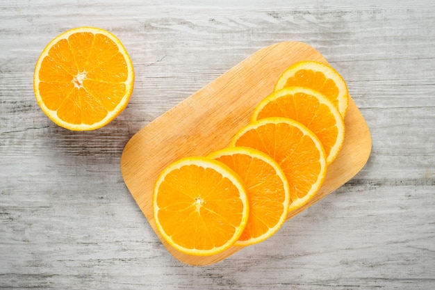 Vue à haut angle des tranches d'orange sur la planche à couper