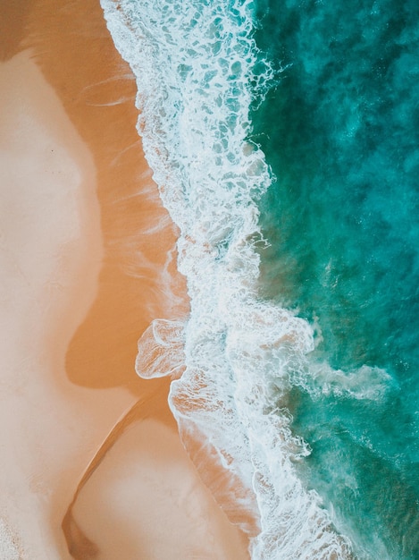 Vue à haut angle de la vague sur la plage