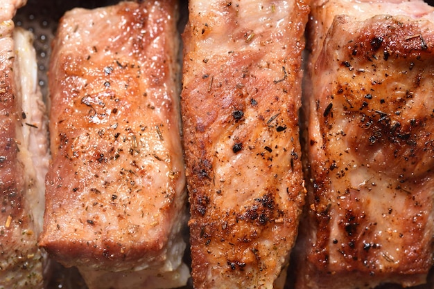 Vue à haut angle de la viande au barbecue