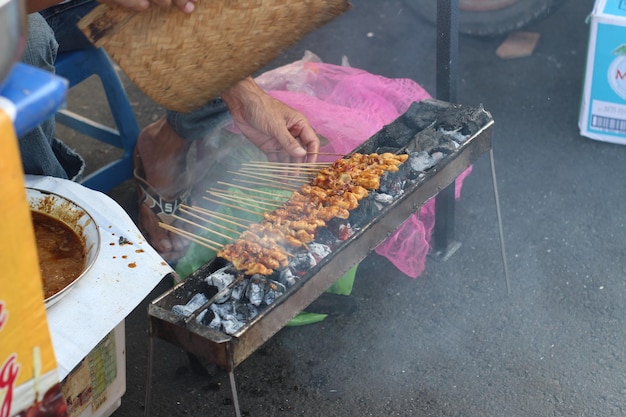 Photo vue à haut angle de la viande sur le barbecue