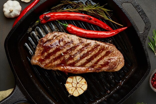 Photo vue à haut angle de la viande sur le barbecue