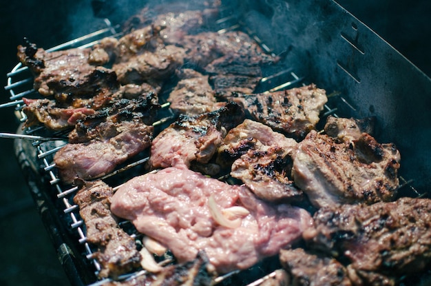 Vue à haut angle de la viande sur le barbecue
