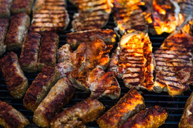 Vue à haut angle de la viande sur le barbecue