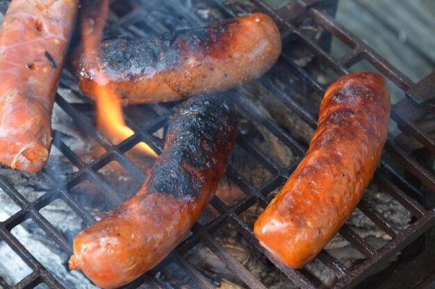 Vue à haut angle de la viande sur le barbecue