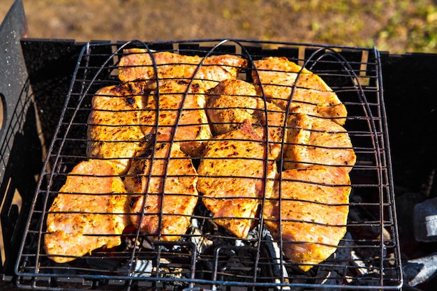 Photo vue à haut angle de la viande sur le barbecue