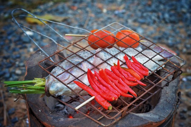 Vue à haut angle de la viande sur le barbecue.