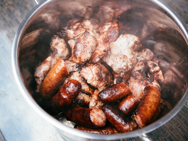 Photo vue à haut angle de la viande dans un bol sur la table