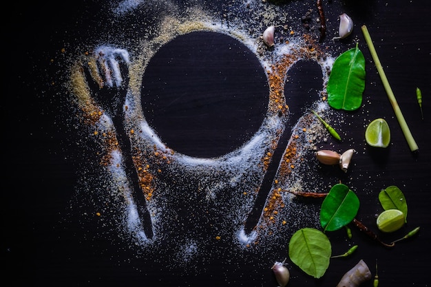 Vue à haut angle de la viande sur fond noir