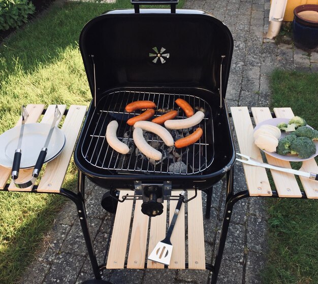 Photo vue à haut angle de la viande sur le gril de barbecue