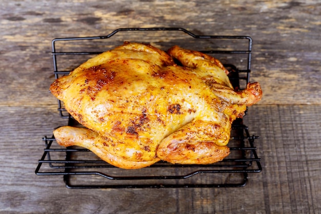 Photo vue à haut angle de la viande sur le gril de barbecue