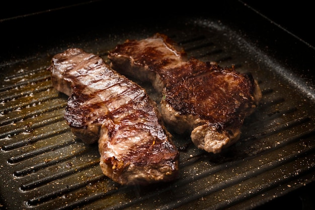 Vue à haut angle de la viande grillée au barbecue