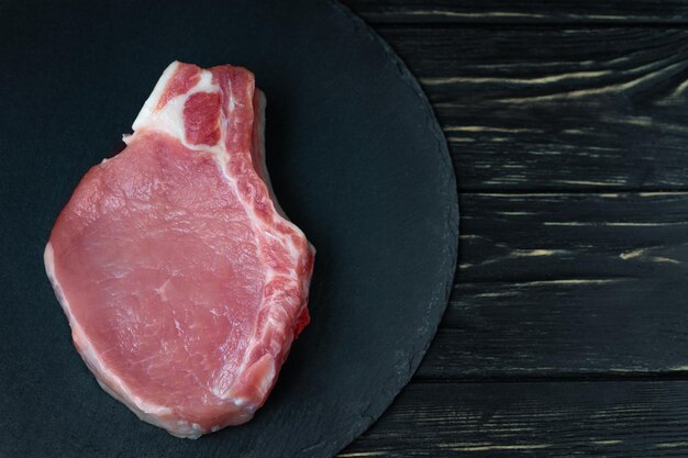 Vue à haut angle de la viande sur la table