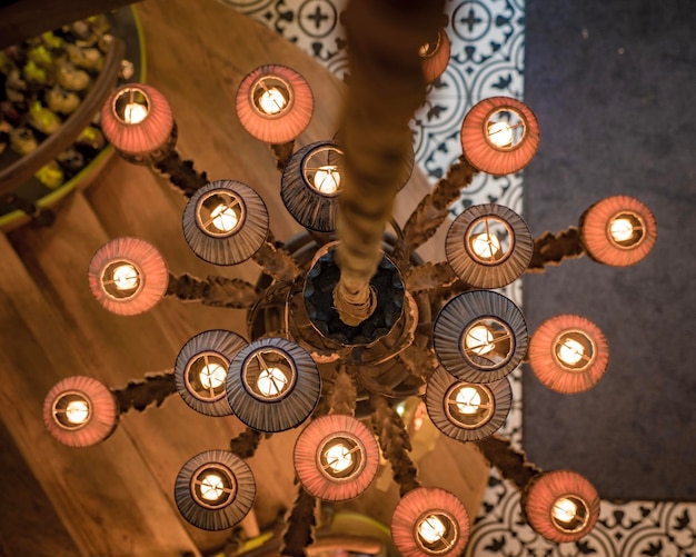 Photo vue de haut en bas des lampes pendantes éclairées suspendues au plafond