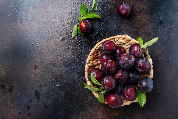 Vue de haut en bas des prunes sucrées