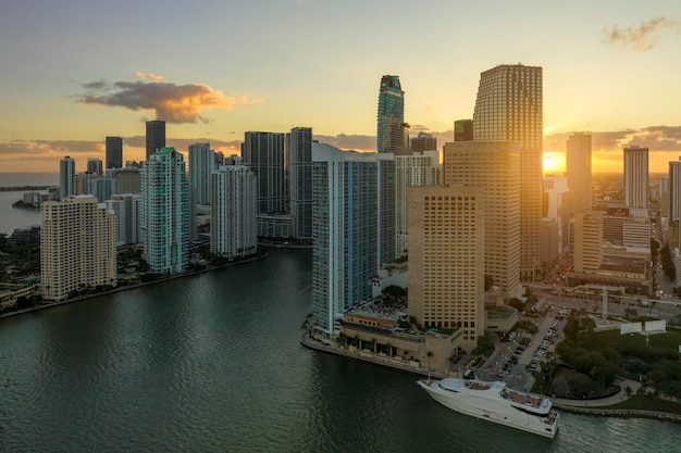 Vue d'en haut des bâtiments de gratte-ciel élevés dans le quartier du centre-ville de Miami Brickell en Floride États-Unis au coucher du soleil Mégapole américaine avec le quartier financier des affaires à la tombée de la nuit