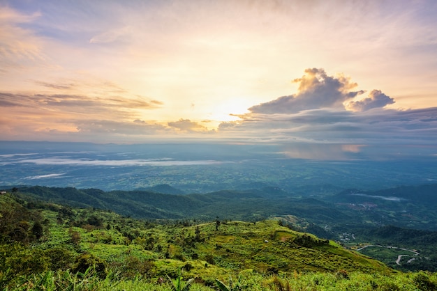 Vue de haut beau paysage naturel de ciel coloré pendant le lever du soleil au sommet de la montagne au point de vue de Phu Thap Berk, attractions touristiques célèbres de la province de Phetchabun, Thaïlande