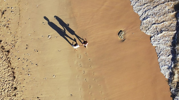 Photo vue d'en haut d'un couple russe en train de passer ses vacances à gili meno lombok en indonésie