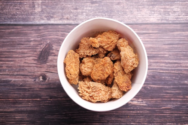 Vue de haut du poulet frite croustillant dans un bol