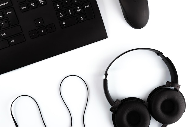 Vue d'en haut sur l'espace de travail au bureau avec un casque de souris d'ordinateur clavier sur la table