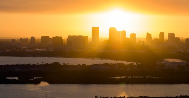 Vue d'en haut des grands gratte-ciel contemporains dans le centre-ville de Tampa, en Floride, aux États-Unis, au coucher du soleil.