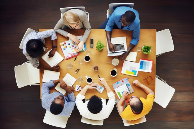 Vue de haut Groupe de personnes réunion de brainstorming d'affaires créatives présentation discussion du produit de la feuille de route