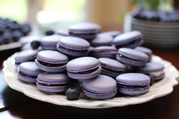 Une vue d'en haut des macarons français colorés avec des fleurs sur le bureau rose gâteau biscuit sucre sucré