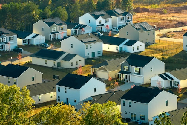 Photo vue d'en haut des maisons résidentielles densément construites dans la zone de vie en caroline du sud, les maisons de rêve américaines comme exemple de développement immobilier dans les banlieues américaines.